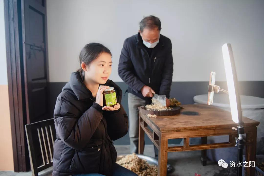张家塞乡副乡长王也化身网络"主播",助销当地擦菜子